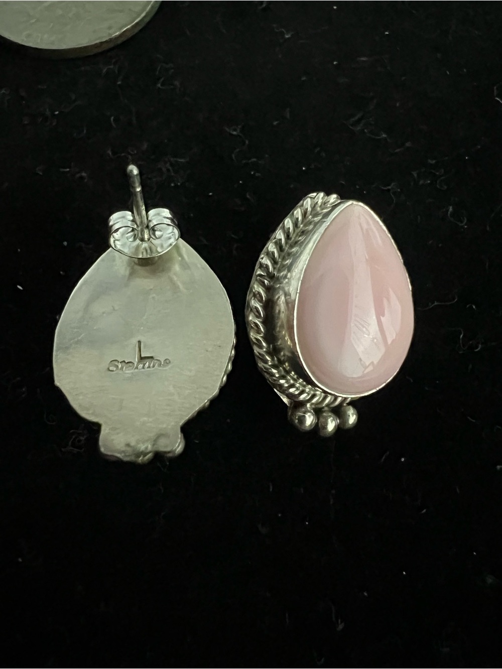 925 Sterling silver native signed pink conch stud earrings - Picture 3 of 7